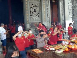 Kapolda Bali Pantau Ibadah Imlek di Vihara Sanggaran