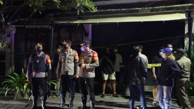 Angkringan Tak Taat Prokes Polisi Pasang “Police Line” 