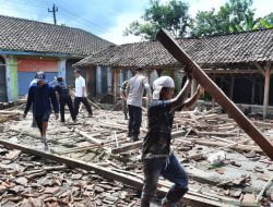 Bangunan Ruko Pasar Tradisional Karangreja Cilacap Roboh