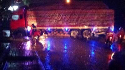 Terperosok Masuk Got, Truk Melintang di Jalan