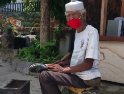 Kisah Tukang Sol Sepatu Keliling, Dewa Nyoman Wirya Bersyukur Dapat Rp 50 Ribu Perhari