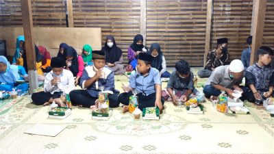 Forkom Aktivis Masjid Buka Bersama dan Berbagi Bingkisan untuk Anak Yatim