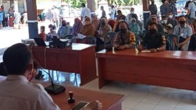 Warga Desa Karangjati Kecamatan Sampang Kabupaten Cilacap mengikuti kegiatan Sosialisasi Kompensasi Tanah, Bangunan dan Tanaman