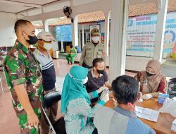 Jajaran  Babinsa Koramil 07/Maos Terus Damping Pelaksanaan Vaksin di Desa Dalam Suasana Puasa