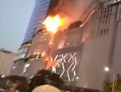 Tunjungan Plaza Terbakar Pengunjung Berhamburan Keluar