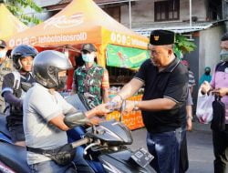 Bupati Jembrana Bagi-bagi Takjil ke Masyarakat Pengguna Jalan Sambut Ramadhan