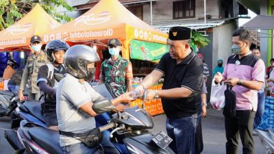 Bupati Jembrana Bagi-bagi Takjil ke Masyarakat Pengguna Jalan Sambut Ramadhan