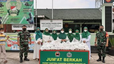 Koramil 07/ Maos Bagikan Nasi Kotak dan Takjil Buat Pengguna Jalan Raya Maos- Adipala