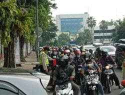 Rela Antre Masyarakat Tukarkan Uang Baru di Drive Thru Bank Indonesia Jatim