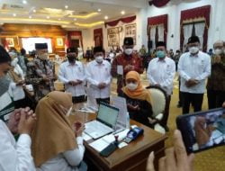 Khofifah Menyerahkan Zakat Kepada BAZNAS Provinsi Jatim