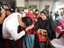 Walikota Surabaya Eri Cahyadi Menyaksikan Langsung Penyaluran BLT di Kantor Kecamatan Rungkut