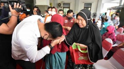 Walikota Surabaya Eri Cahyadi Menyaksikan Langsung Penyaluran BLT di Kantor Kecamatan Rungkut