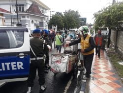 Ramadhan Berbagi , Sub Denpom II / 4 – 4 , Giat Pembagian Takjil Kepada Masyarakat Kota Baturaja