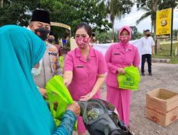 Polsek Gelumbang Dan Jajaran , Berbagi Takjil Bagi Masyarakat Dan Pengguna Jalan Di Kota Gelumbang