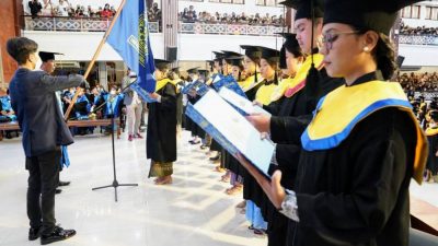 Rektor Unud Beri Kejutan Bagi Lulusan Terbaik Pada Wisuda ke 147 Lepas 511 Wisudawan