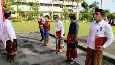 Peringati Hardiknas UNUD Gelar Upacara Bendera