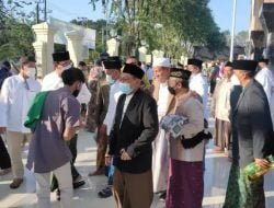 Gus Muhdlor Shalat Ied di Masjid Agung Sidoarjo Gus Ali: Berbagi Kebahagiaan dan  Menolong Sesama Refleksi Idul Fitri