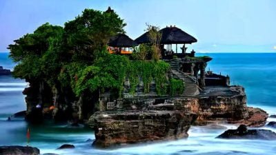 Libur Panjang Lebaran, Tanah Lot Diserbu Wisatawan Domestik