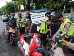 Polresta Sidoarjo bagi-bagi bensin gratis di Jalan Raya Medaeng