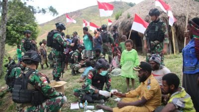 Tim Medis SatgasYonif MR 412 Konstrad  Turun  Tangan Peduli Kemanusiaan  Di Pedalaman  Papua