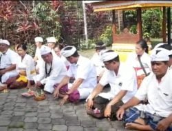 DPC Gerindra Beserta Jajaran Pengurus Lakukan Persembahyangan Di Pura Pajenengan Ki Barak Panji Sakti