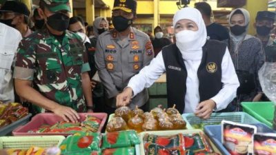 Sidak di Pasar Soponyono Rungkut, Khofifah Pastikan Harga Migor Stabil