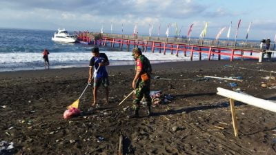 Tak Ingin Pantai Tercemar, Babinsa Kodim Klungkung Gelar Aksi Bersih Pantai