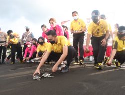 Polres Klungkung Gelar Baksos Religi, Bagikan Sembako dan Pelepasliaran Penyu dan Tukik di Pantai Watu Klotok