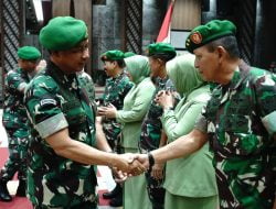 Wakil Kepala Staf Angkatan Darat Menerima Laporan Kenaikan Pangkat 18 Pati TNI AD