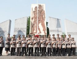 Hari Bhayangkara ke-76, Polresta Sidoarjo Ziarah dan Tabur Bunga di Makam Pahlawan