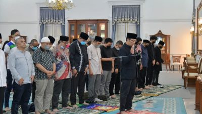 Simpati Warga untuk Ridwan Kamil, Rela Antre Sampaikan Bela Sungkawa