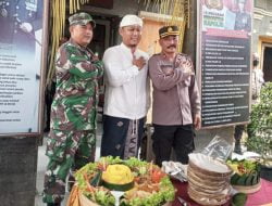 Hari Bhayangkara Ke-76, Danramil 01 Gianyar berikan nasi tumpeng kepada Kapolsek Gianyar