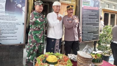 Hari Bhayangkara Ke-76, Danramil 01 Gianyar berikan nasi tumpeng kepada Kapolsek Gianyar