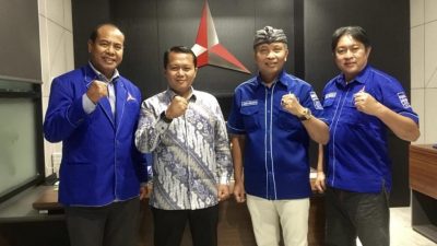 Ketua DPC Demokrat Tabanan dan Klungkung Terima menerima surat keputusan (SK) kepengurusan Partai Demokrat