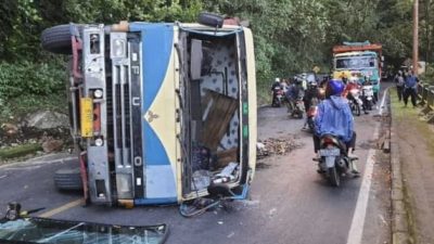 Kecelakaan Tunggal , Truk Alami OC Di Tanjakan Dan Berjalan Mundur Tabrak Tebing