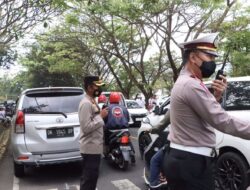 Urai Kemacetan Arus Lalin di Pura Goa Lawah, Kapolres Klungkung Turun Langsung