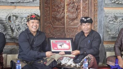 Bupati Dan Wakil Bupati Bangli Kembali Serahkan Banten Upasaksi Pengabenan Masal