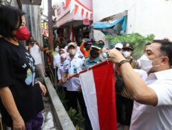 Walikota Surabaya Eri Cahyadi Bagikan Bendera Merah Putih Gratis