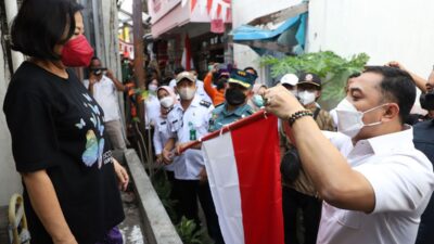 Walikota Surabaya Eri Cahyadi Bagikan Bendera Merah Putih Gratis