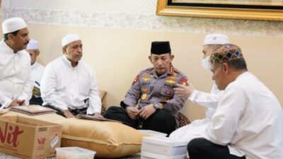 Takziah ke Rumah Duka Habib Zen Bin Umar, Kapolri: Beliau Saya Anggap Ayah Sendiri