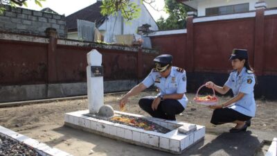 Imigrasi Singaraja dan Lapas Kelas IIB Singaraja Melaksanakan Kegiatan Ziarah dan Tabur Bunga di Taman Makam Pahlawan Curastana Singaraja