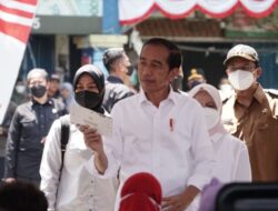 Presiden Jokowi Bagikan Bansos di Pasar Larangan Sidoarjo