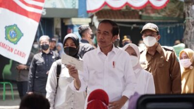 Presiden Jokowi Bagikan Bansos di Pasar Larangan Sidoarjo