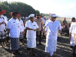 Kapolres Tabanan Dampingi Kapolda Dan Gubernur Bali Laksanakan Persembahyangan Tumpek Uye Bersama Dalam Upacara Segara Kerthi Di Yeh Gangga