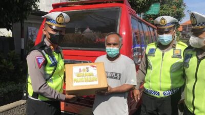 Baksos Polres Buleleng Di Hari Purnama Sasar Ojek Online, Grab, Supir, Petugas Kebersihan Kota Dan Masyarakat Tidak Mampu