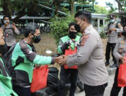 Puluhan Bansos Digelontorkan Kapolres Bandara Ngurah Rai kepada Ojol dan Nelayan