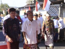 Bupati Suwirta Dampingi Gubernur Bali Serahkan Sertifikat Tanah Untuk Warga Kali Unda