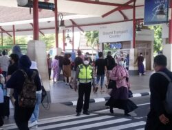 Berikan Kelancaran Pengguna Jasa Bandara Personil Polres Bandara Pengaturan Lalin di Solaria