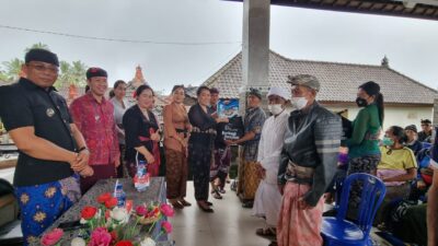 Bentuk Kepedulian, Ketua TP.PKK Kabupaten Bangli Serahkan Ratusan Paket Sembako