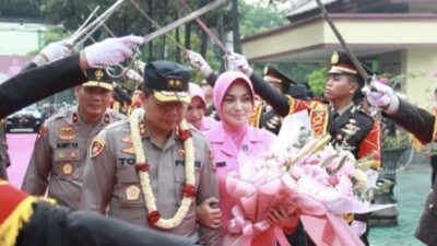 Pisah Sambut Upacara Pedang Pora Kapolda Jatim